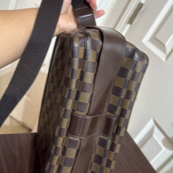 LV Messenger Bag in good condition just needs cleaning - Picture 12 of 12